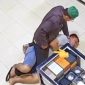 Oknum polisi terlihat berusaha mengeluarkan sesuatu diduga sabu dari saku celananya sendiri (moji tunjuk-red) saat membekuk dan menghimpit Rahmadi.(Ist)